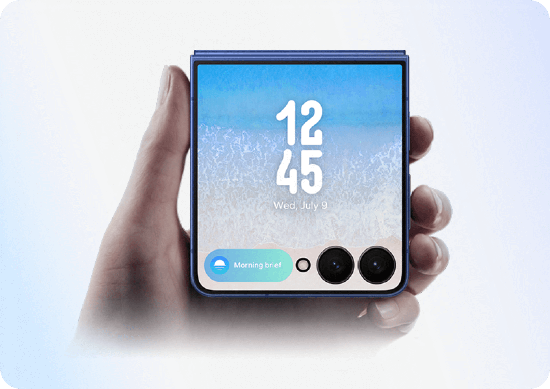 A hand holding the Z flip7 showing the bigger 6.5 inch cover screen