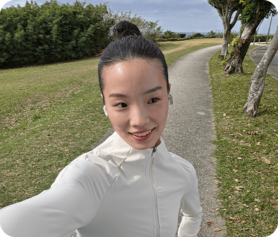 A view of the Galaxy Watch Ultra face with health feature highlights around it.