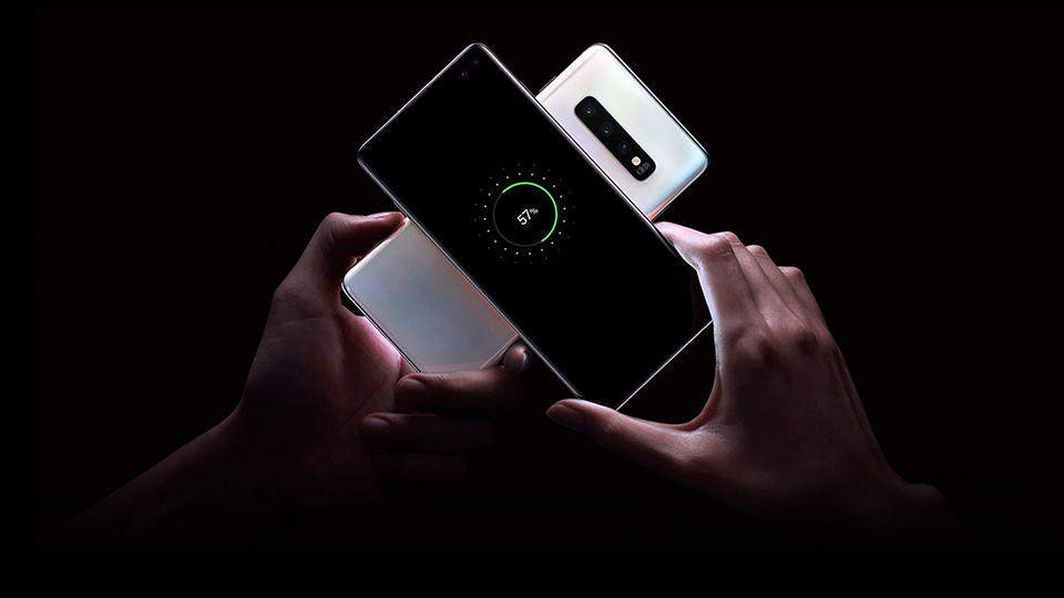 two Galaxy S10 smartphones touching each other sharing power