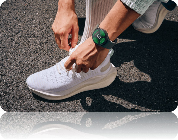 Person ties his shoe lashes wearing the rubber strap